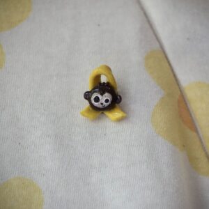 Pin simio lazo dorado